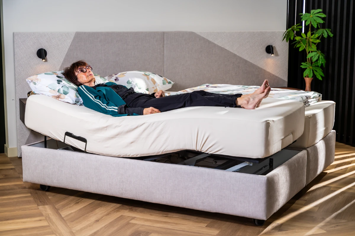 Elektrisch verstelbaar bed in lichte helling