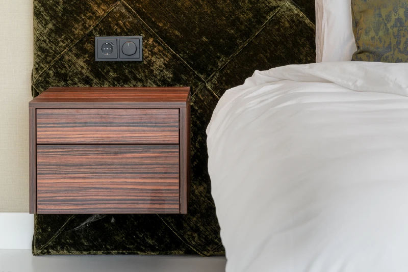 Finotôre met nachtkastje