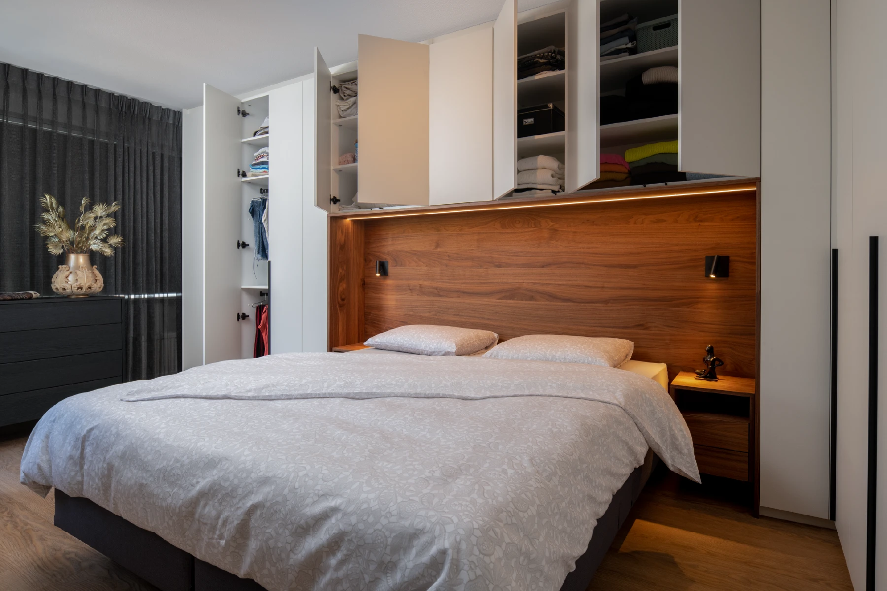 Bed met kastombouw met open deuren