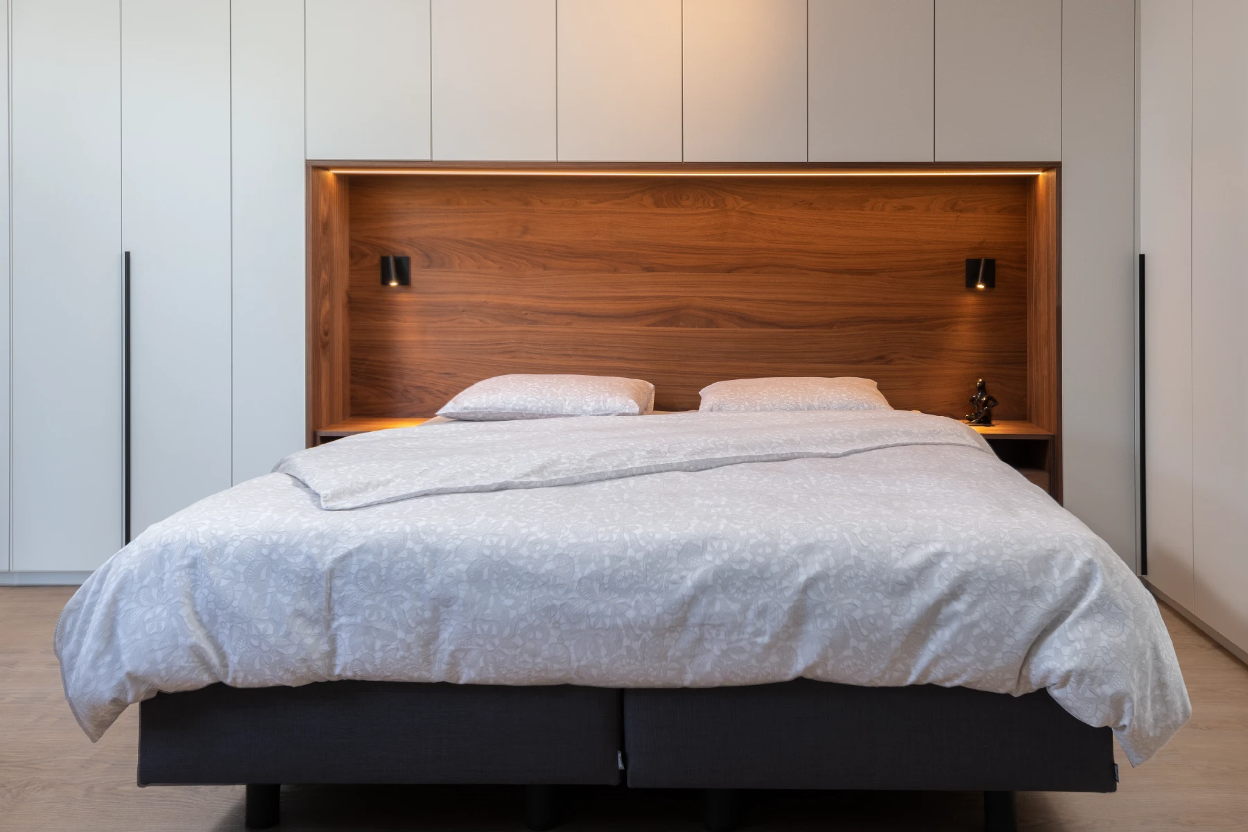 Bed met kastombouw van voren gezien