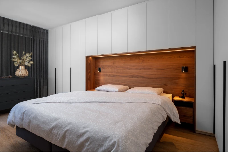 Bed met kastombouw en brugkast