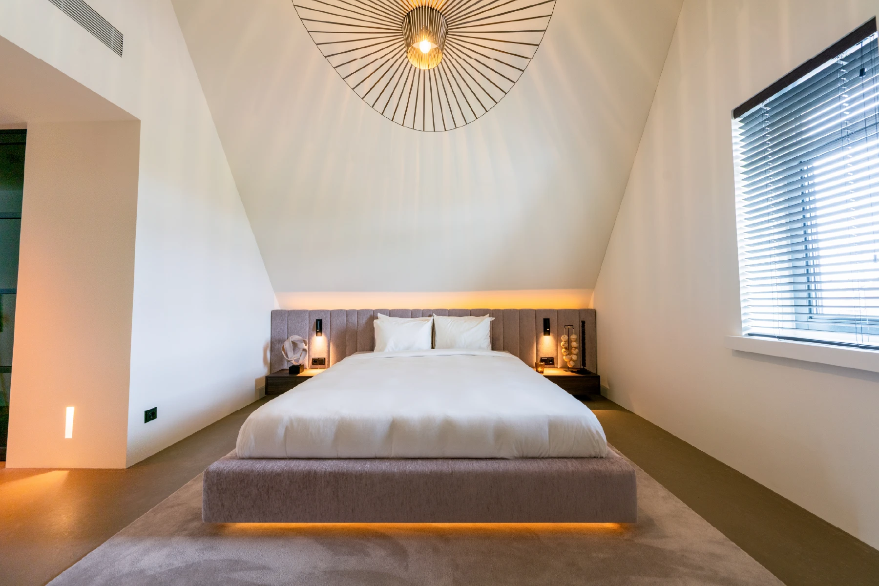 Bed op maat onder schuin dak in model Formosa