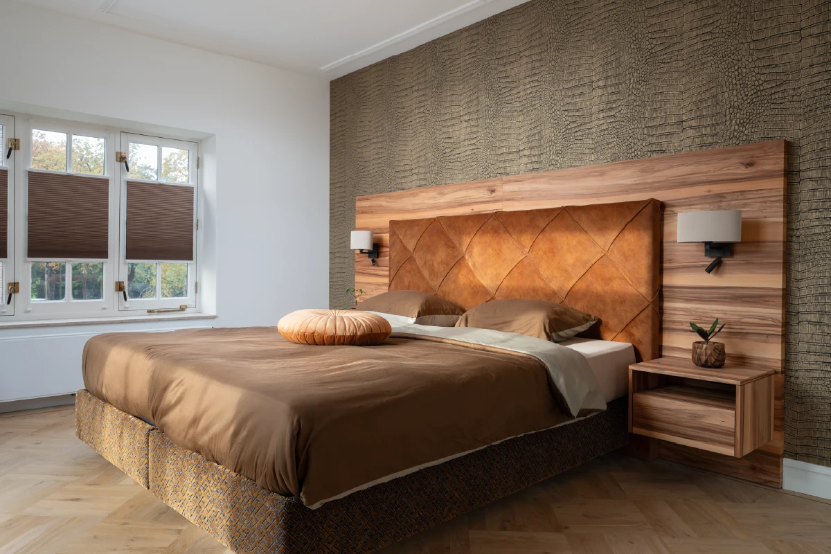 Bed op maat Finotôre met achterpaneel van eucalyptus red gum hout