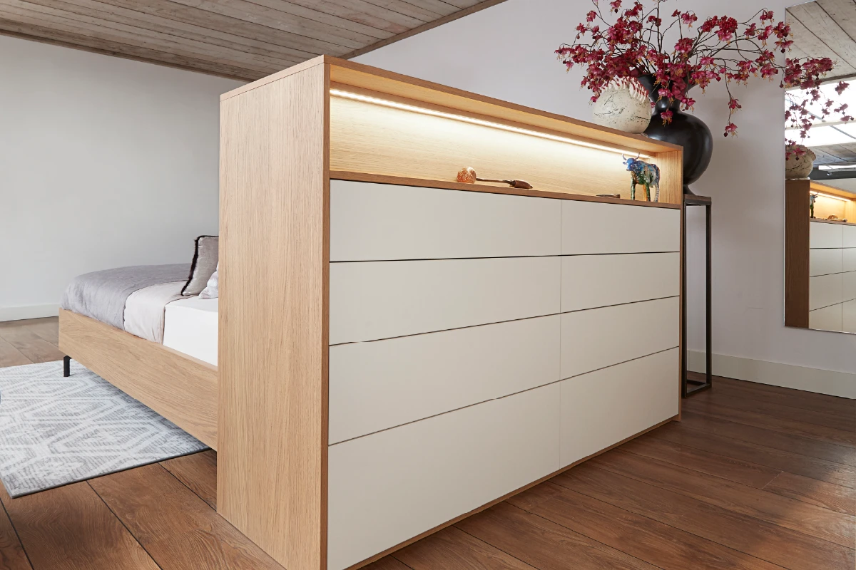 Vrijstaand bed met kast en laden achter het bed