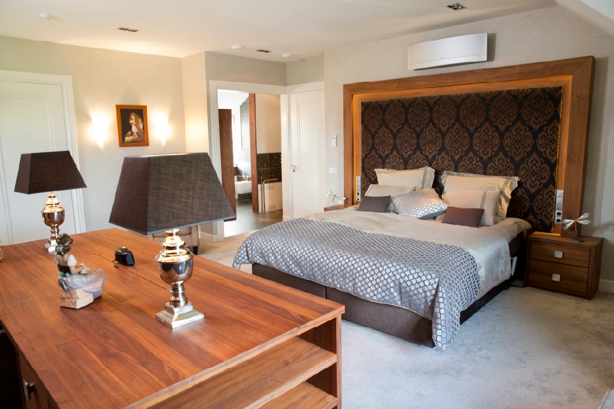 Boxspring op maat met notenhouten lijst en verlichting