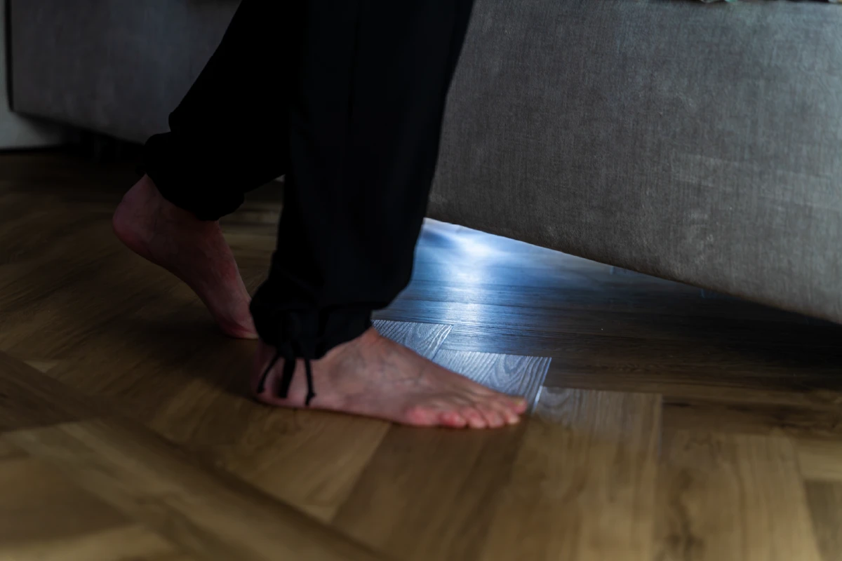 Onderbedverlichting als oriëntatie in het donker