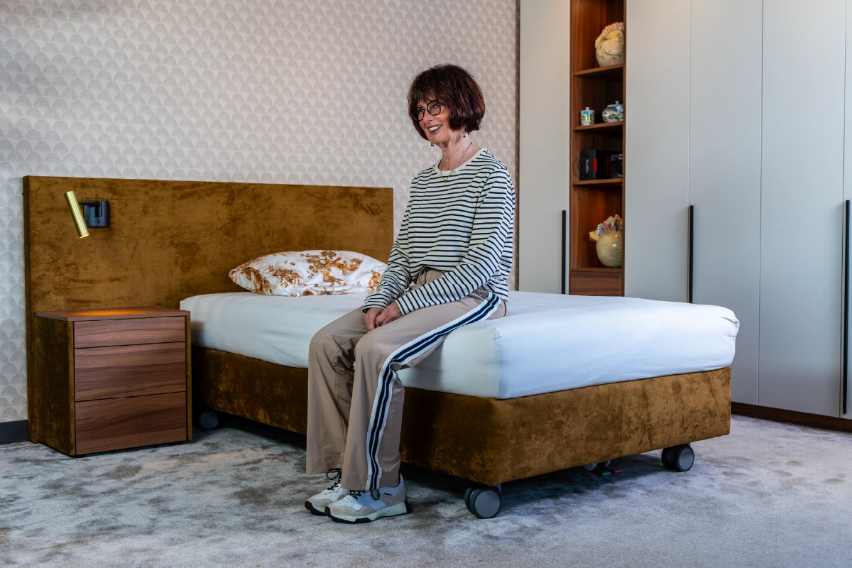 Voorbeeld van een juiste zithoogte bij een bed