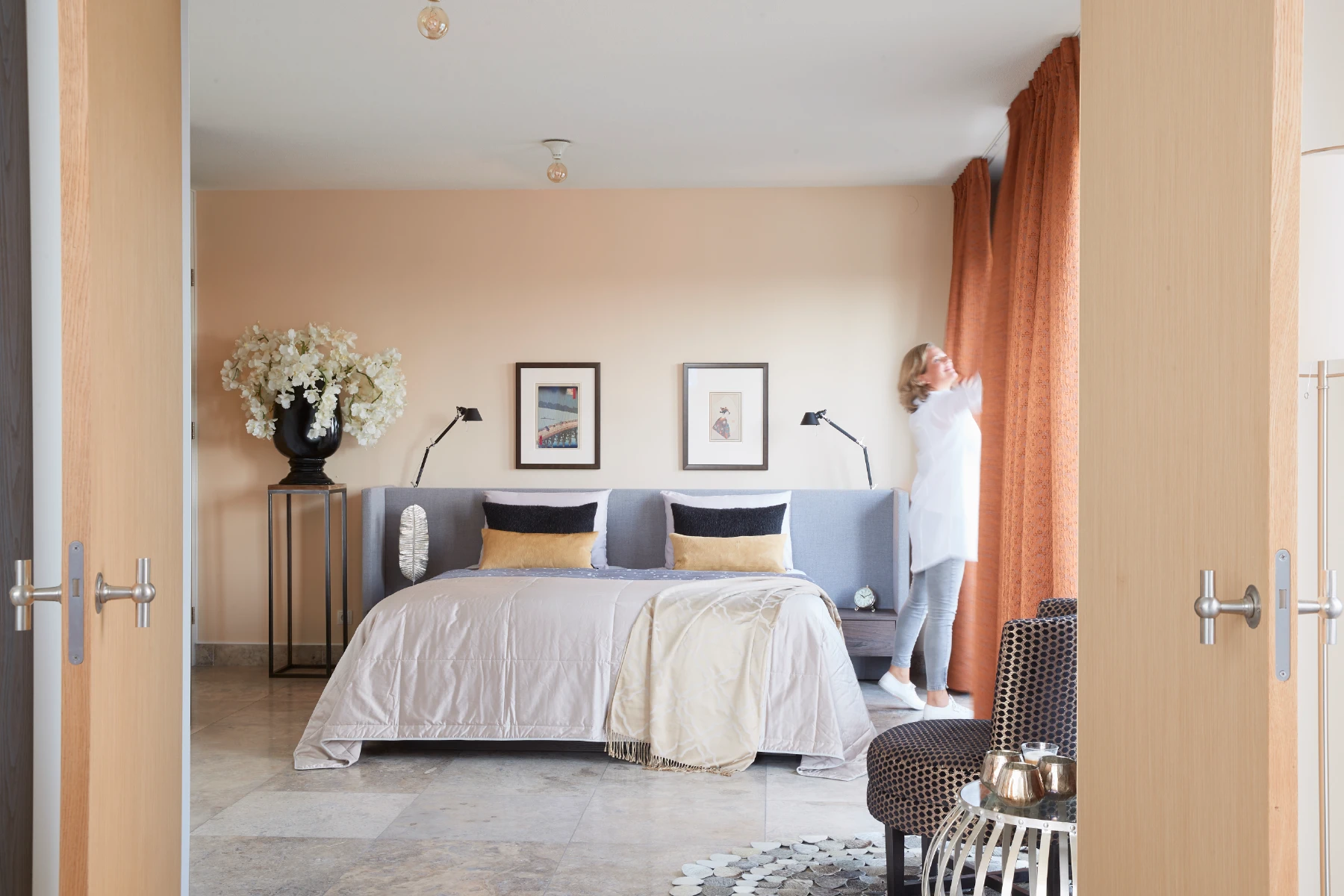 Design bed Embrace in penthouse slaapkamer