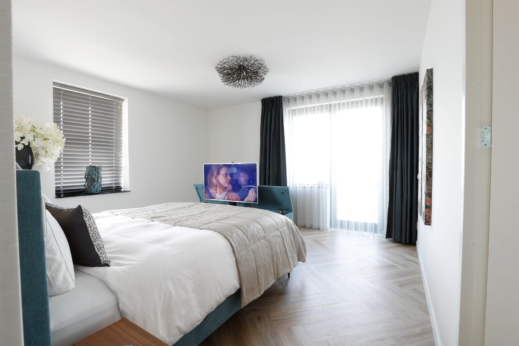 Beddesign met tv-lift in slaapkamer