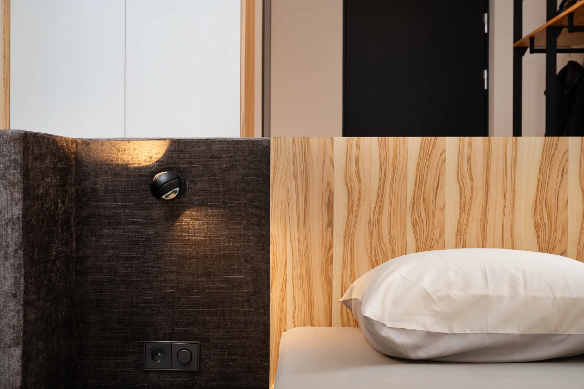 Ingebouwde bedlampen in het hoofdpaneel