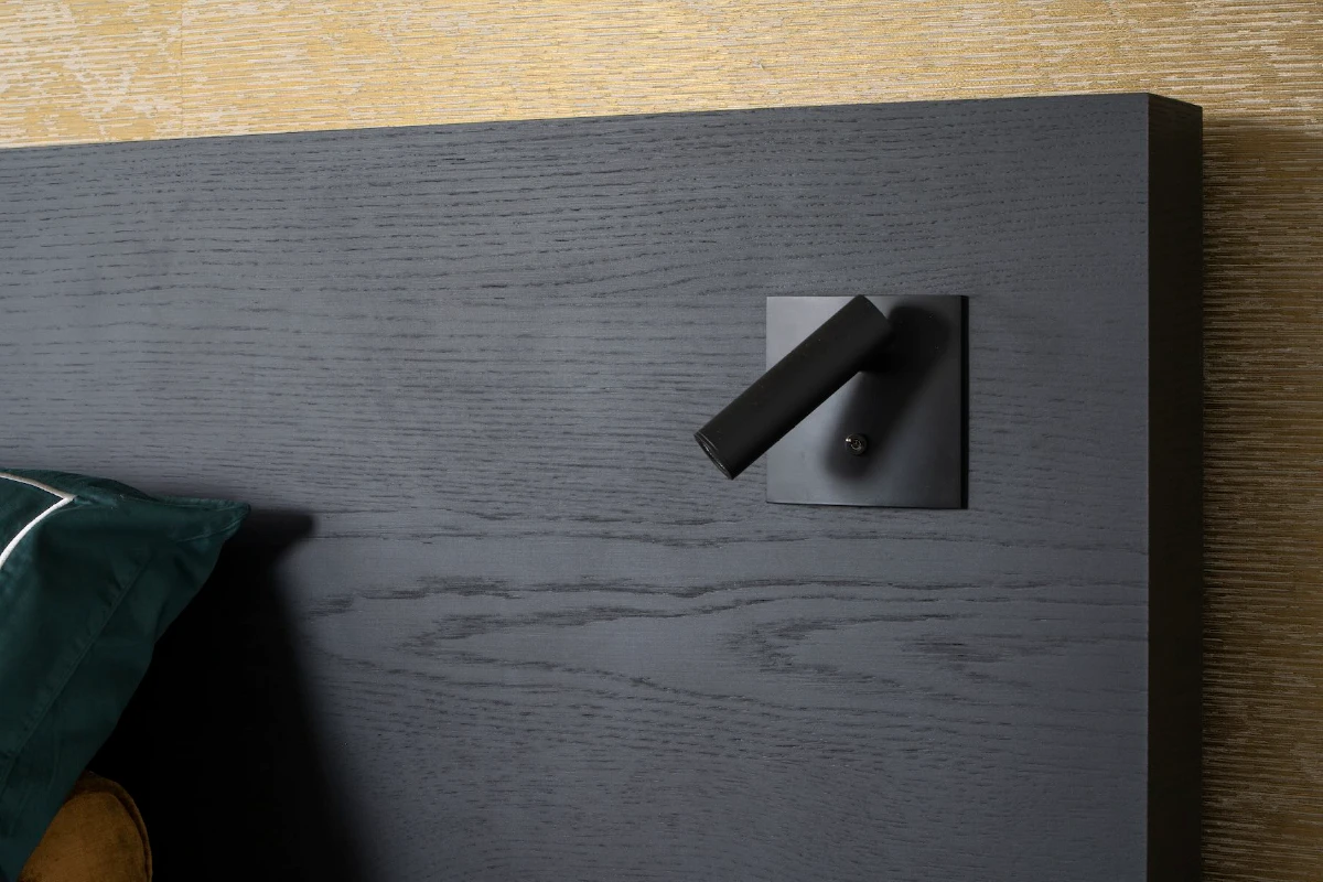 Zwarte bedlampen Enna op het hoofdpaneel