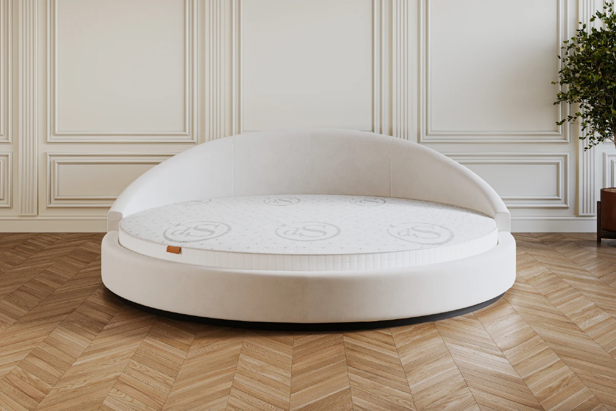 Klanten krijgen matras advies in de showroom