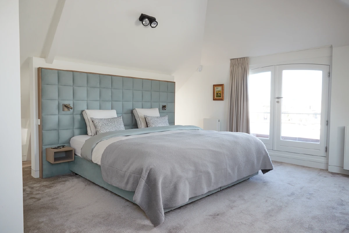 Boxspring op maat met hoofdpaneel onder knieschot