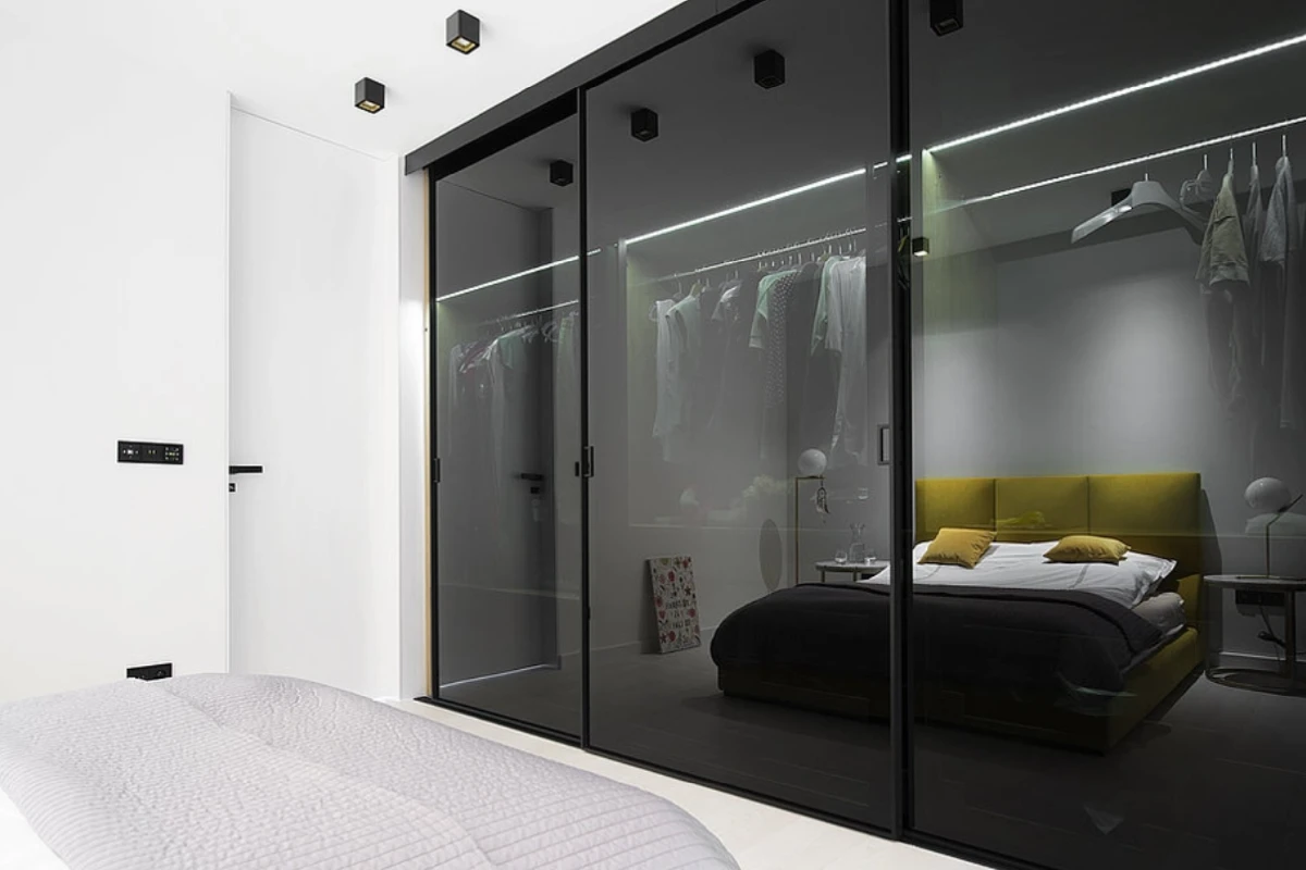 Schuifdeurkast met brede deuren en glas