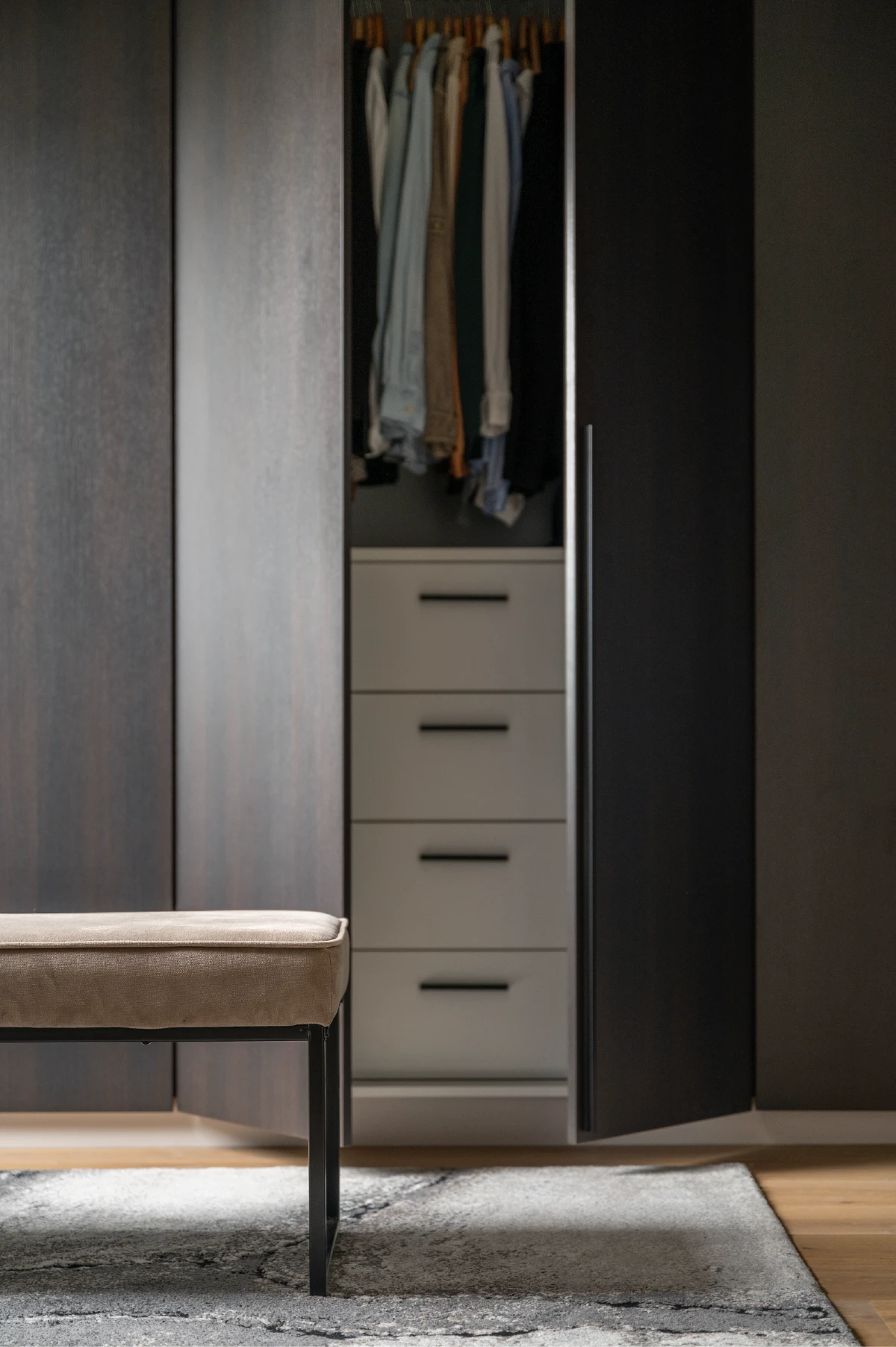 Interieur van de kast achter de deuren