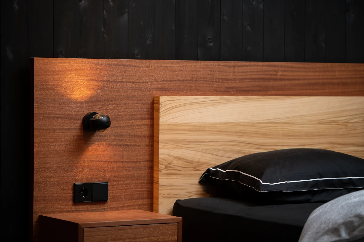 Detail van blind verstek in het houten hoofdbord