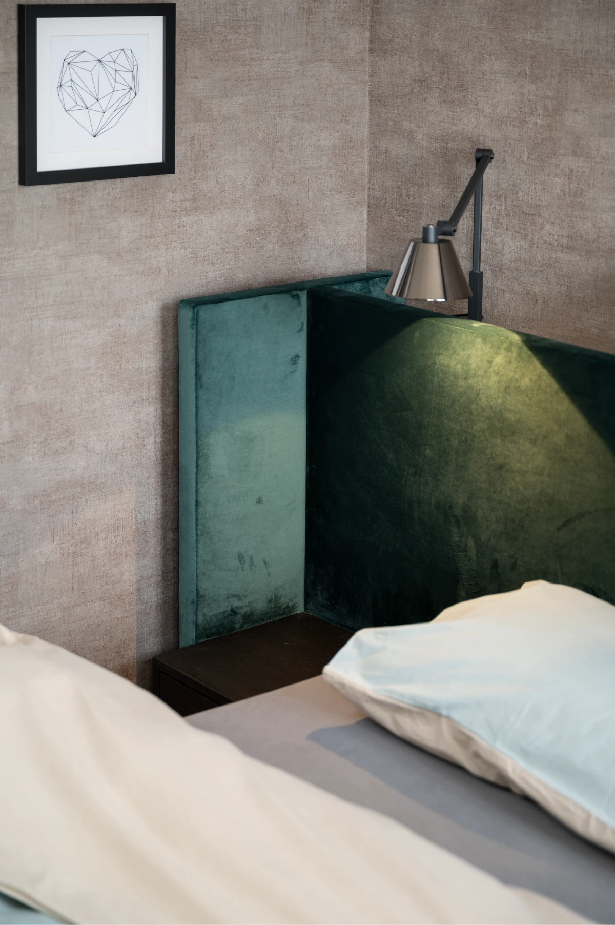 Close-up van het hoofdpaneel van design bed Embrace