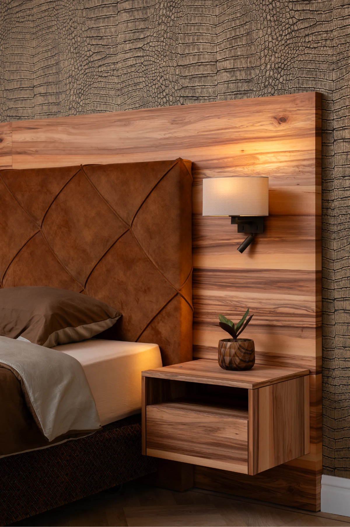 Close-up van hoofdpaneel Finotôre tegen Red Gum wand