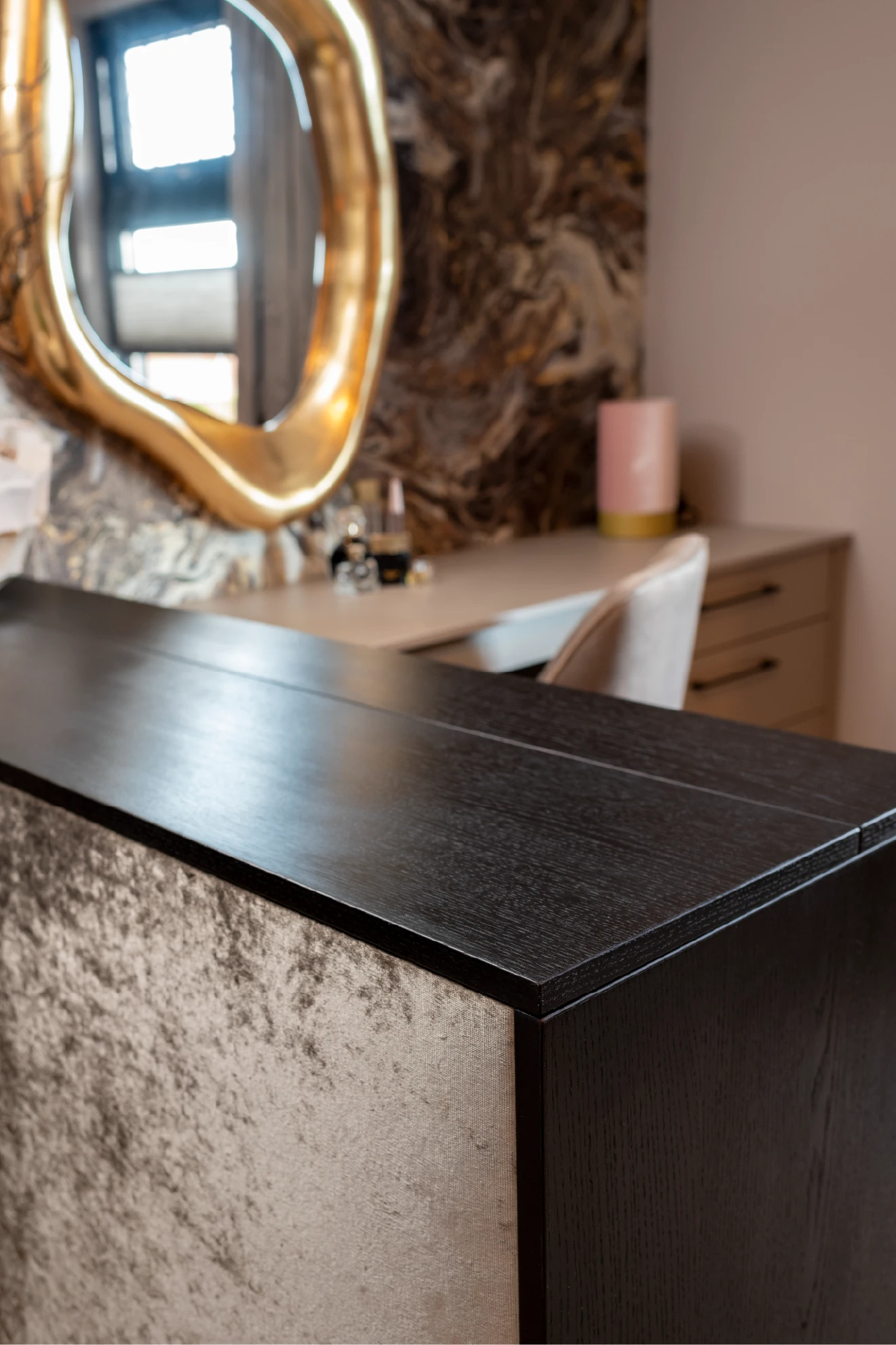 Detail van tv-lift in dressoir