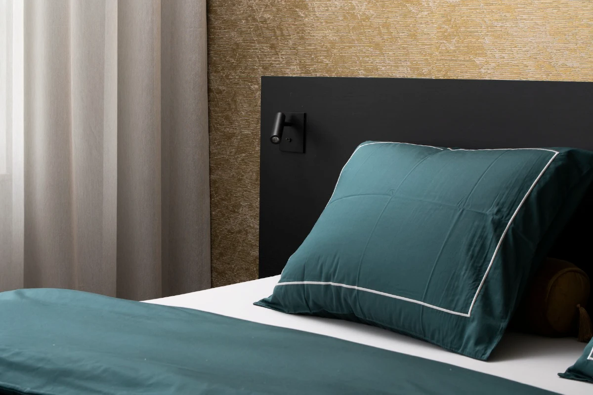 Zwarte bedlampen Enna op het hoofdpaneel