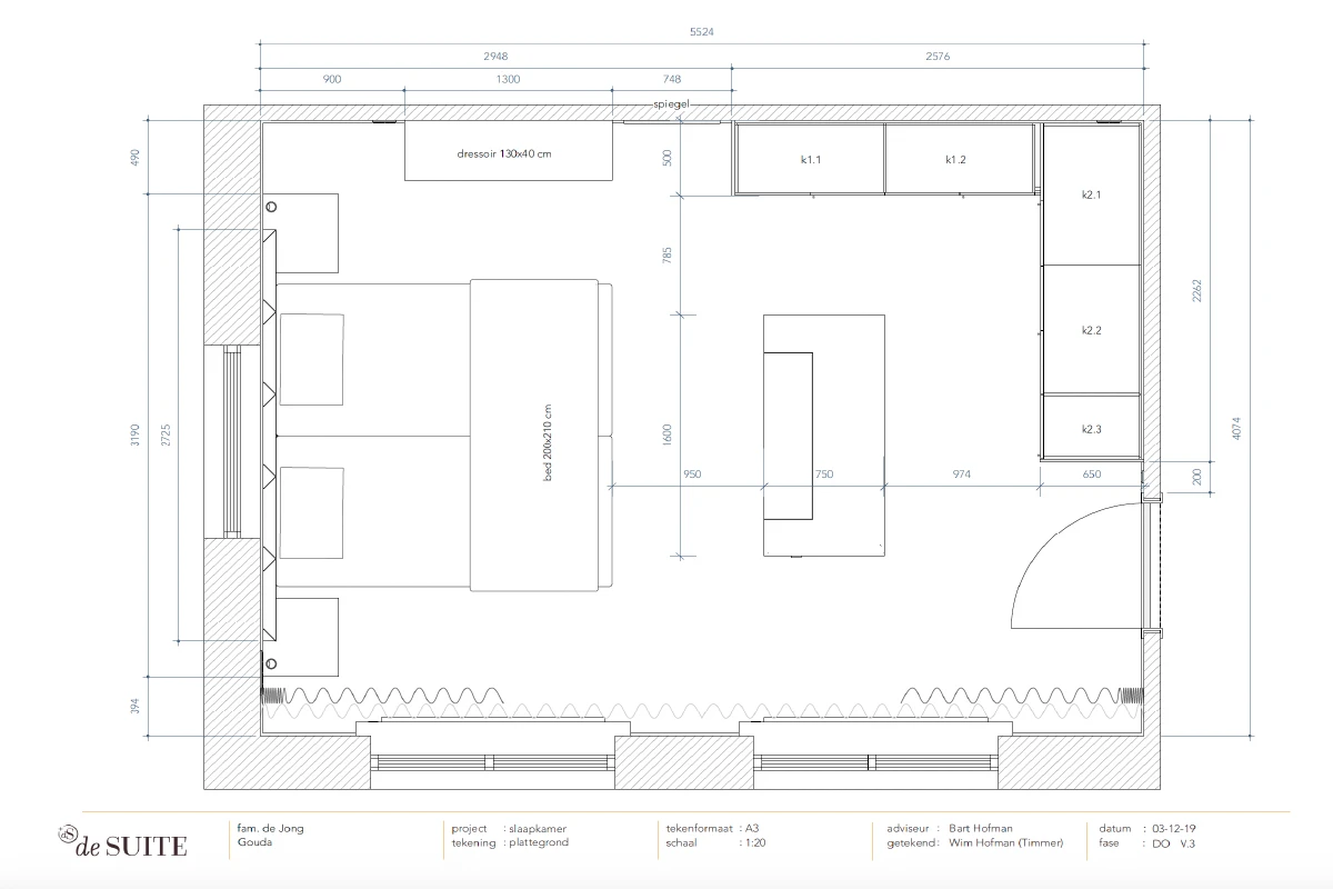 De indeling van de slaapkamer met hoekkast, room divider en bed