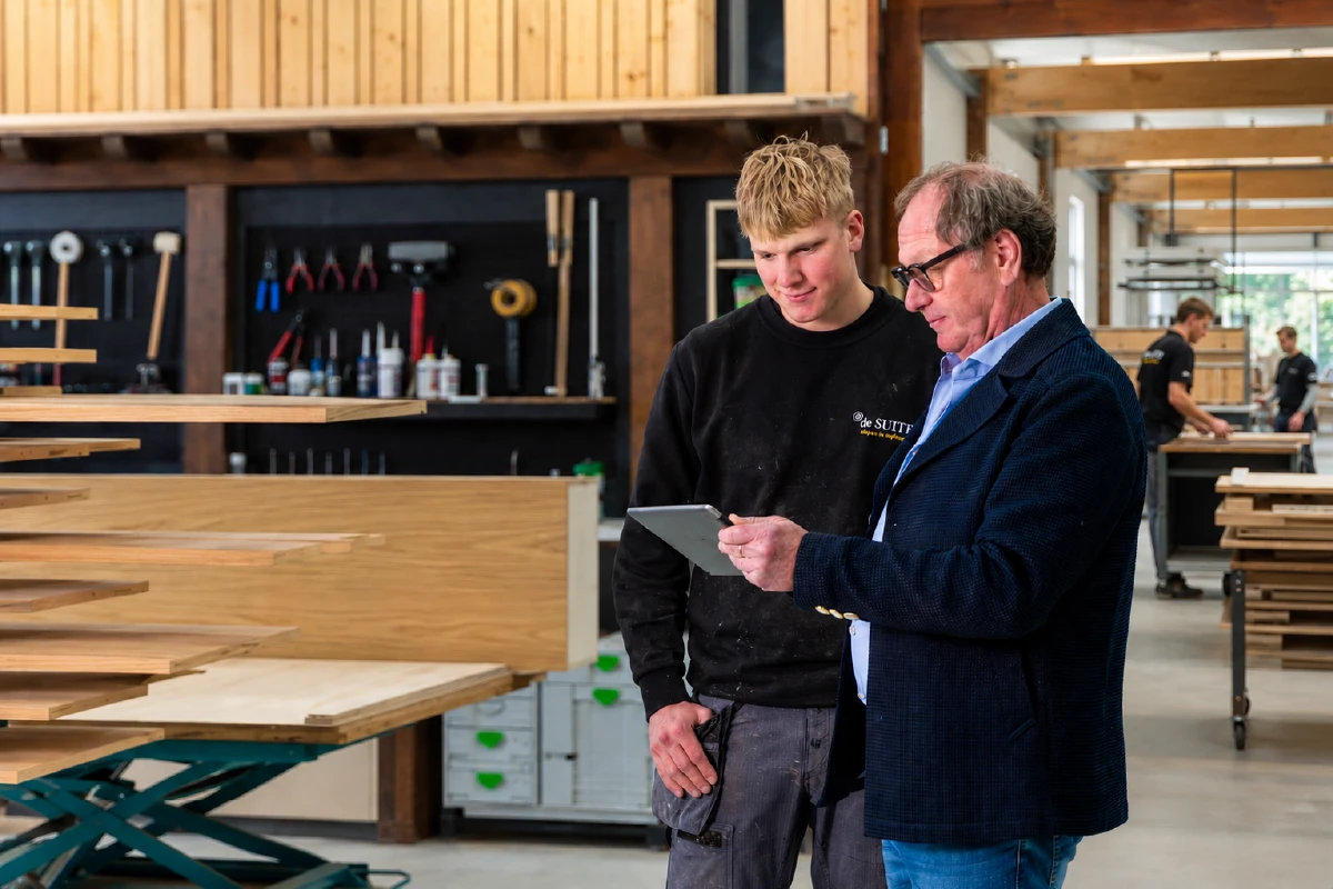 Onze beddenmakers aan het werk in het atelier