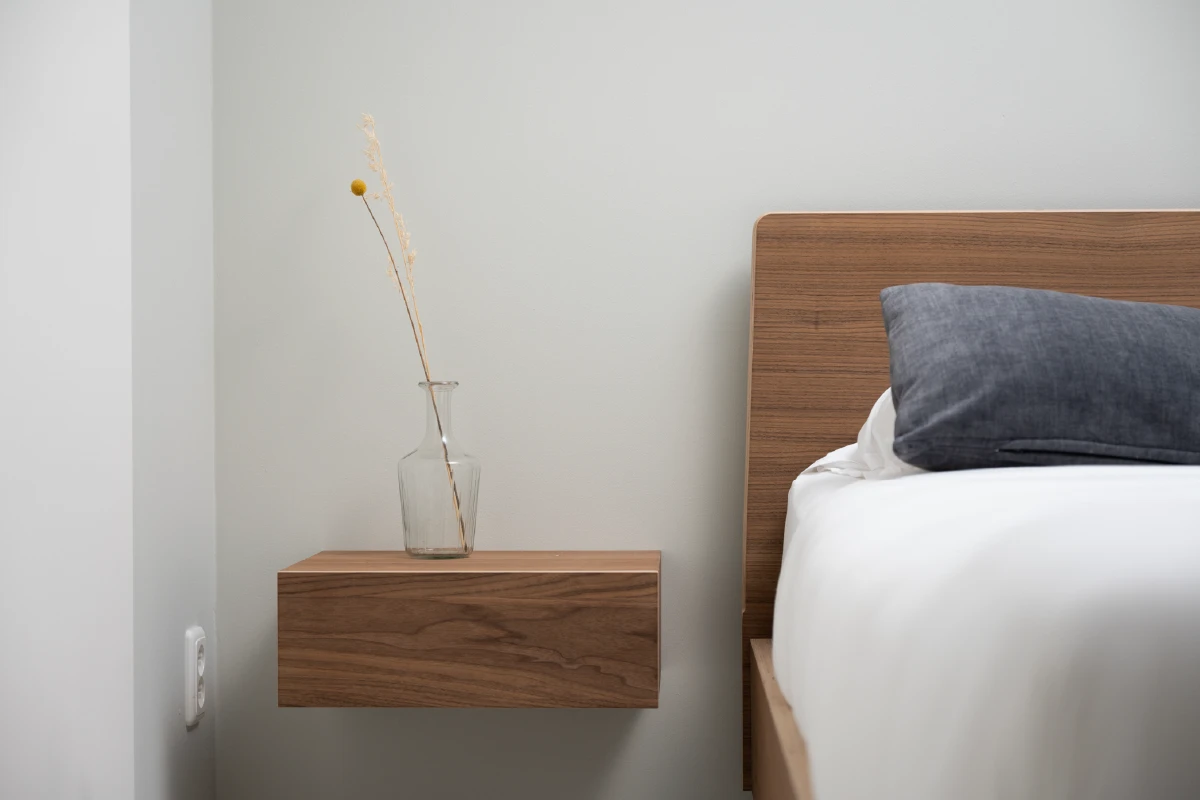 Houten bedframe met rustige opbouw