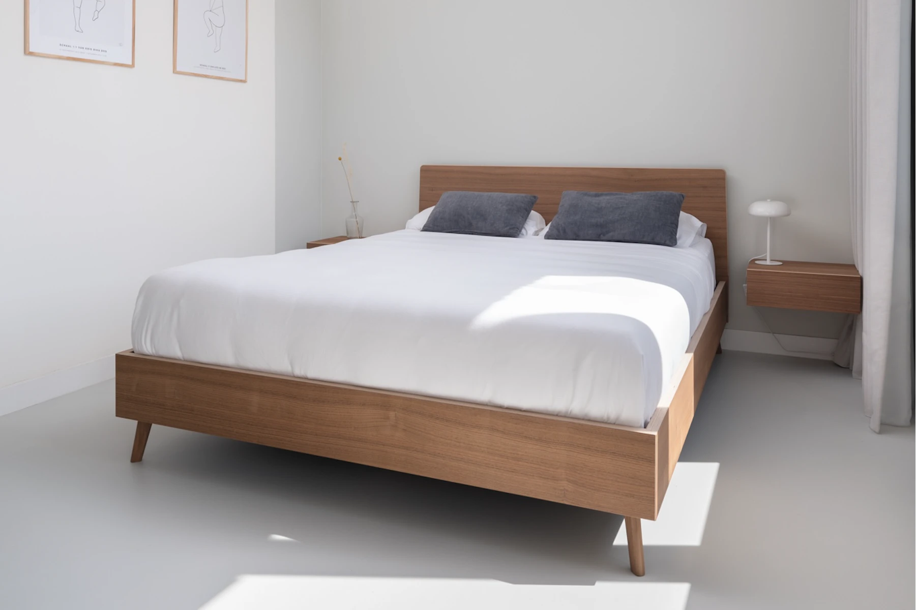 Houten design bed met rustig bedframe