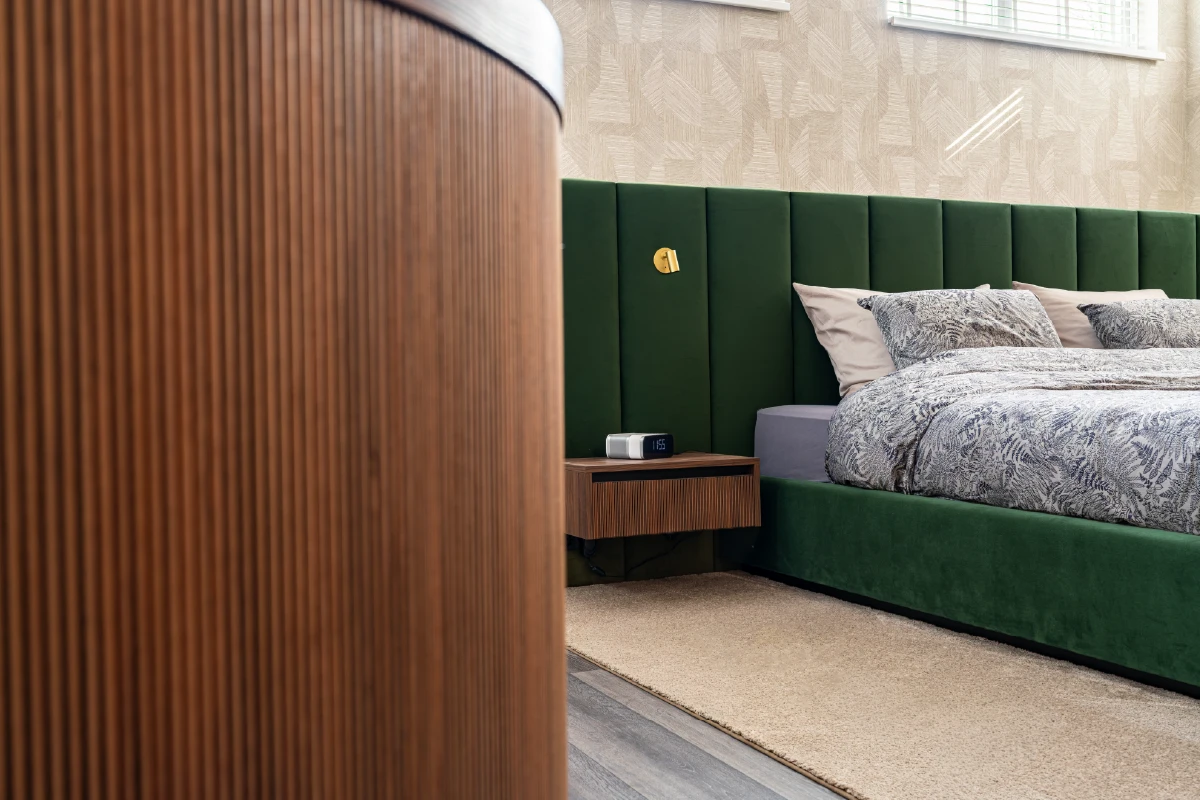 Detail van een design bed met breed hoofdpaneel