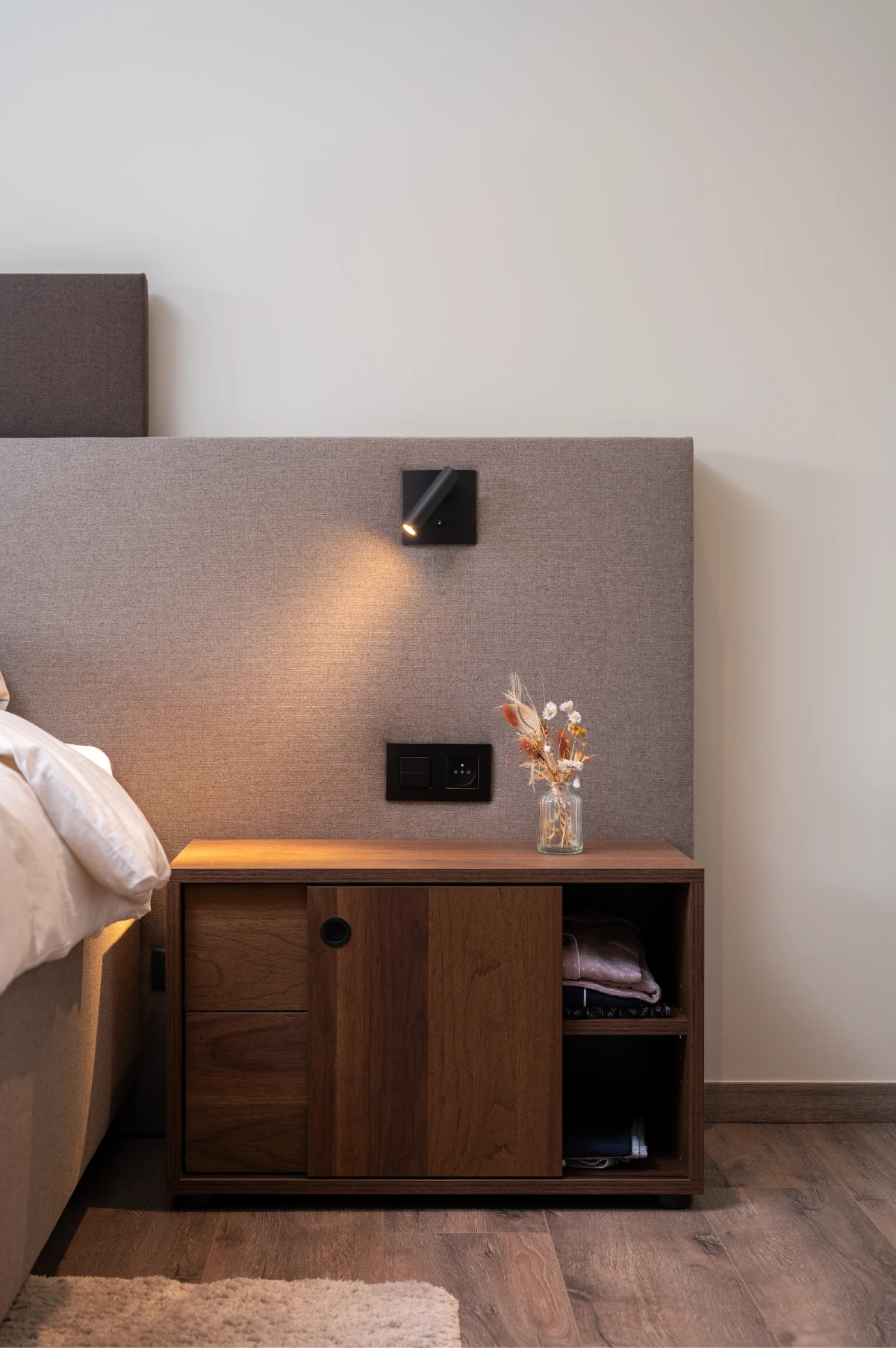 Nachtkastje met schuifdeurtjes