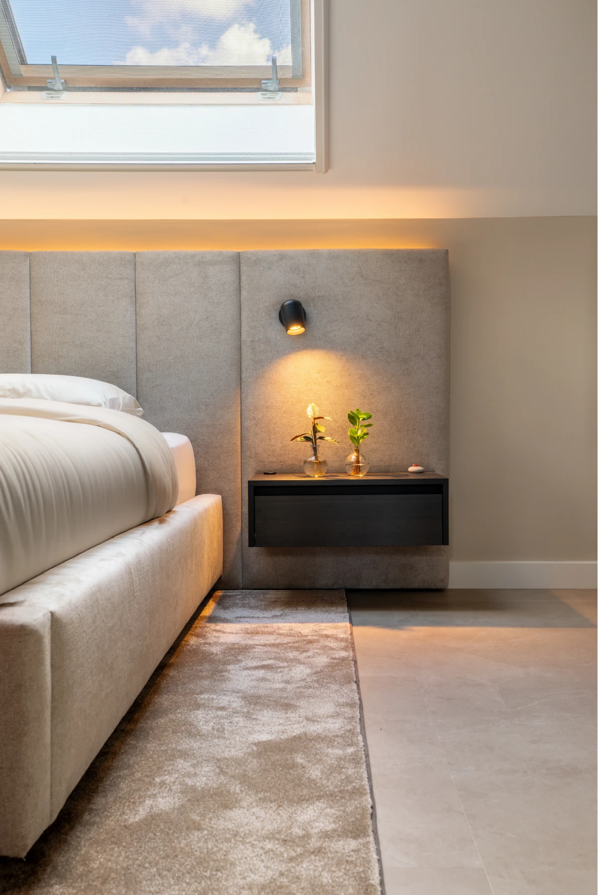 Detail van de brede bedombouw