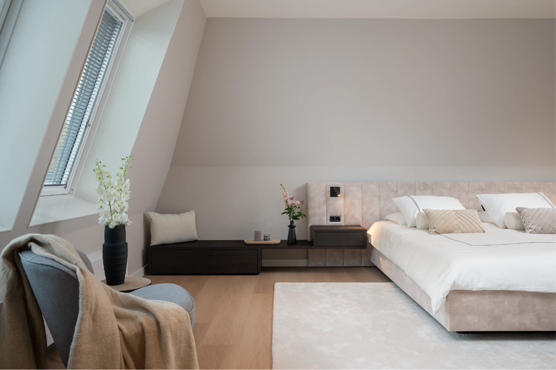 Detail hoofdbord tegen knieschot