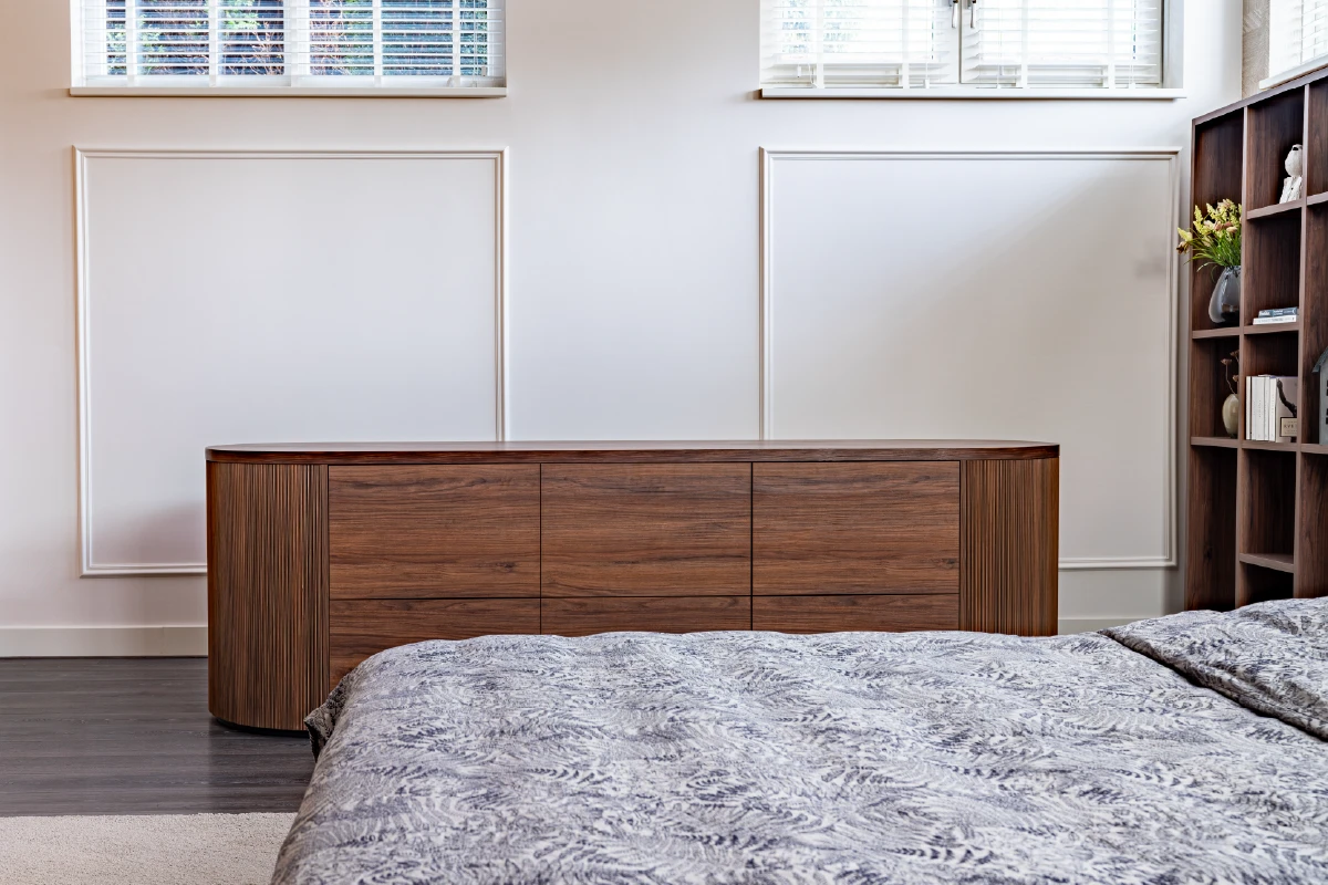 Groot dressoir met fraaie details en afgeronde hoeken