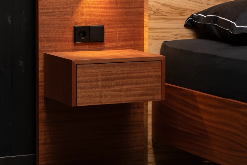Nachtkastje bij Duo Pezze mahonie olijfhout
