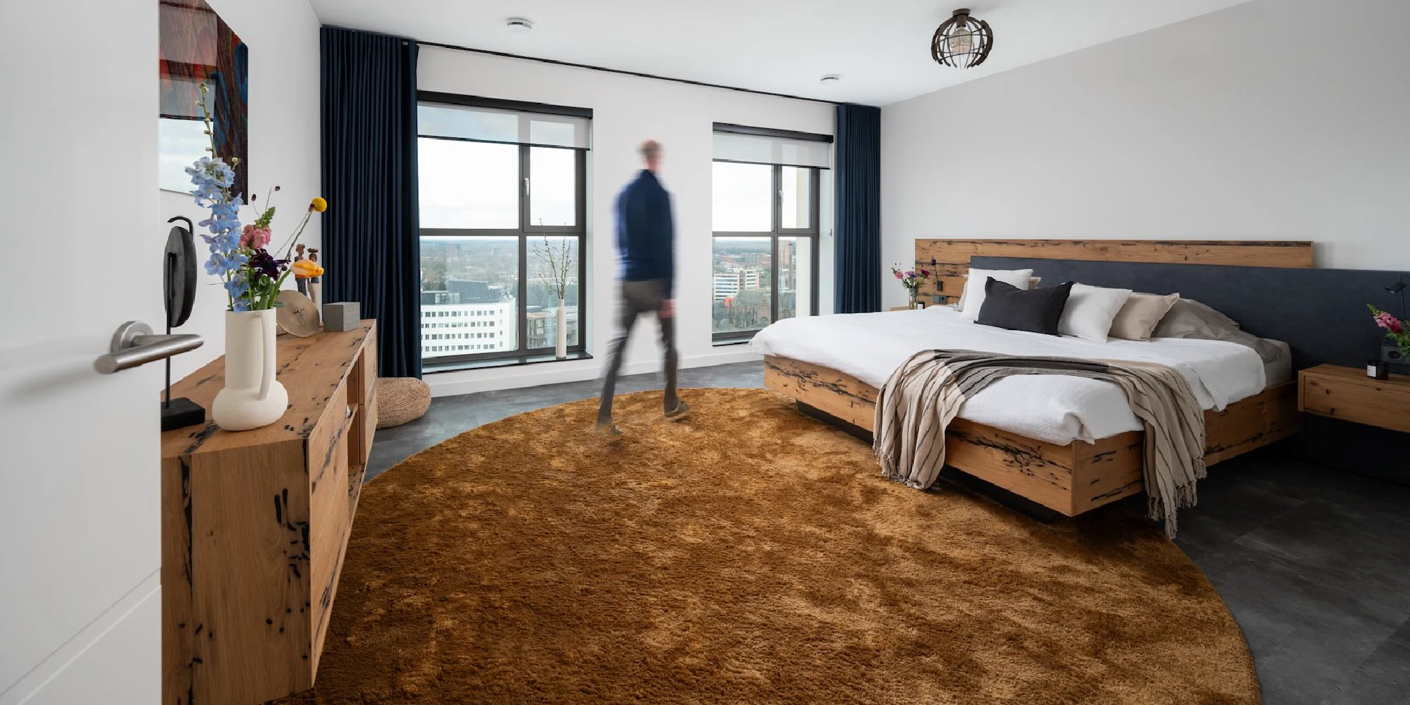 Zwarte draaibare bedlampen naast het bed