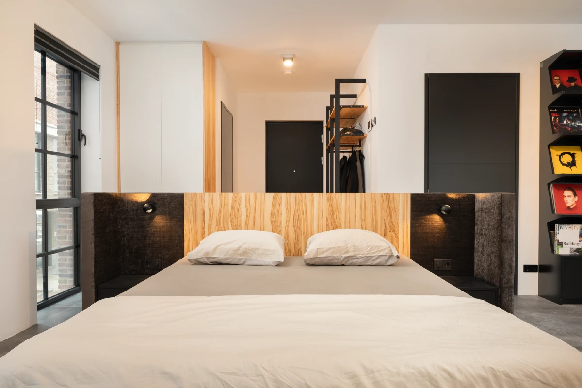 Binnenkomst met zicht op het bed