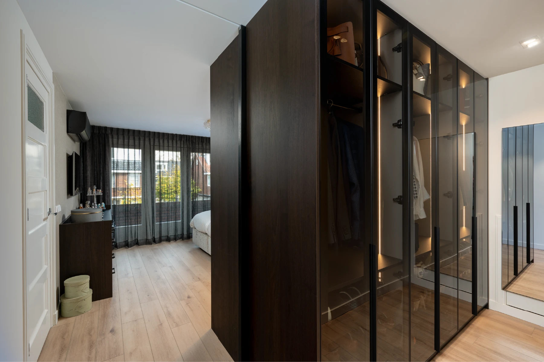 Glazen kastwand als roomdivider