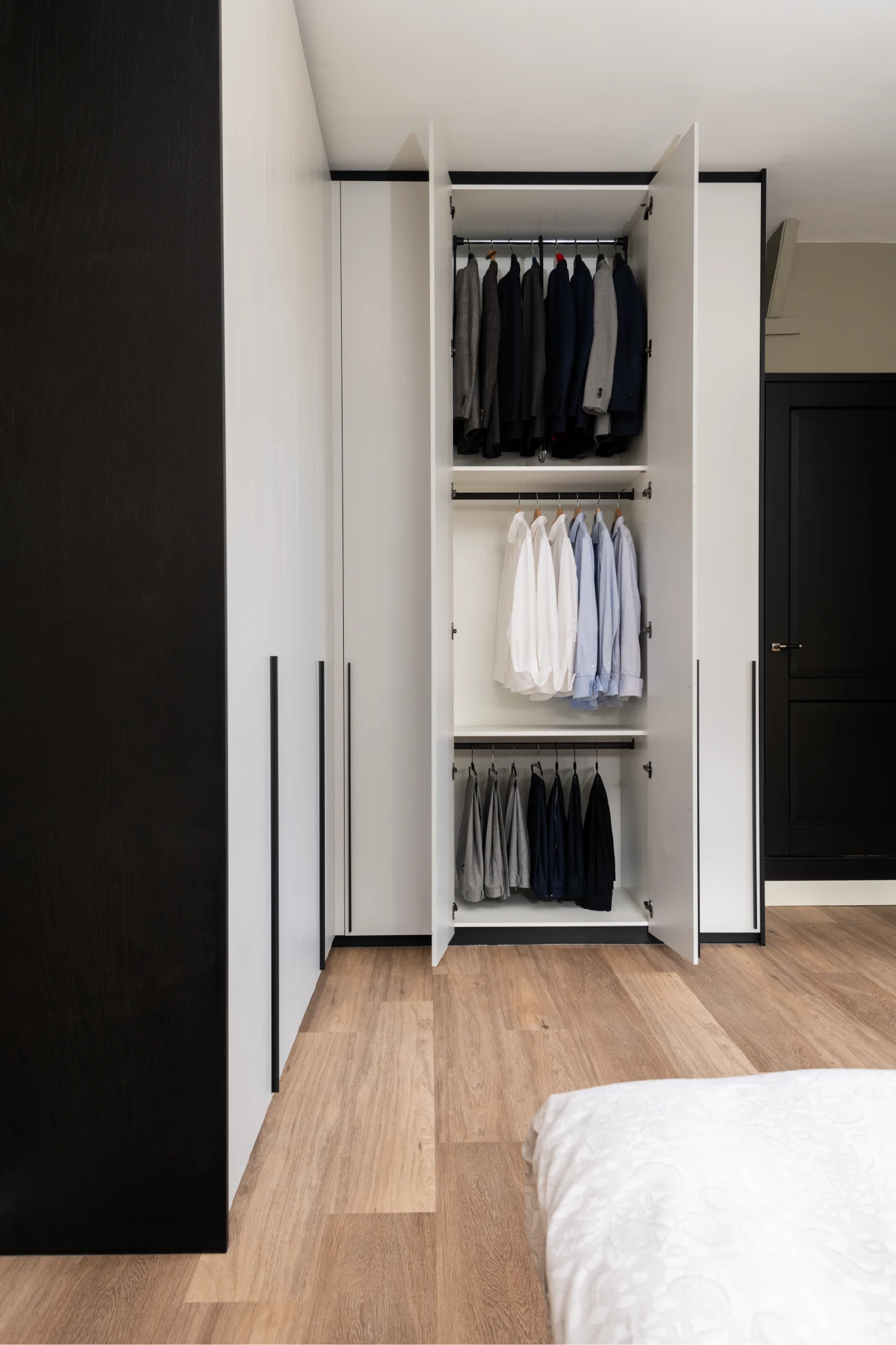 Hoekkast met drie roedes boven elkaar