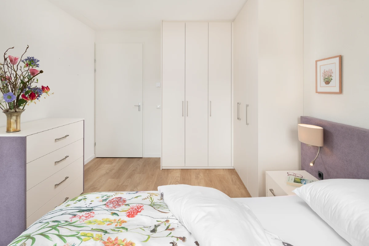 Inbouwhoekkast met draaideuren, van vloer tot plafond