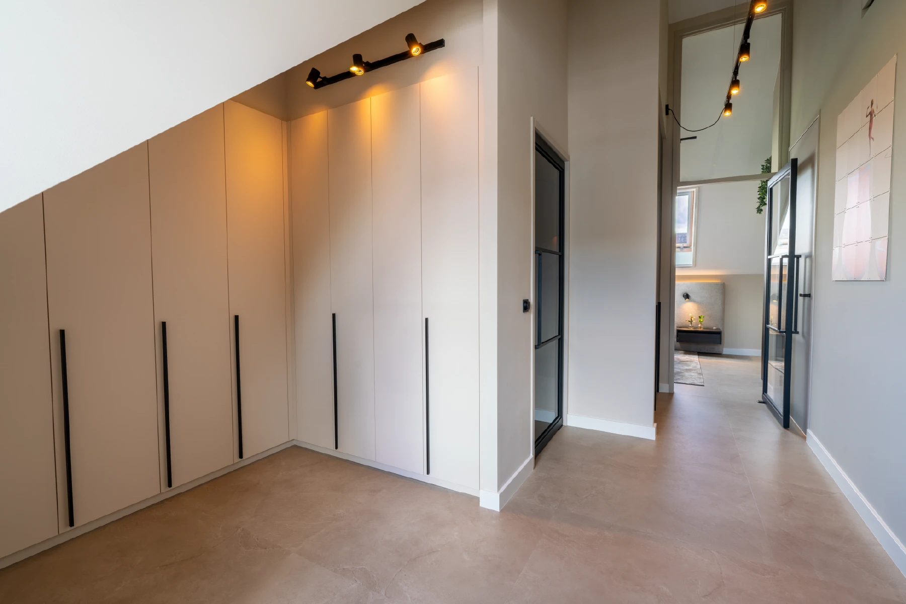 Diverse maatwerkkasten in zolderslaapkamer