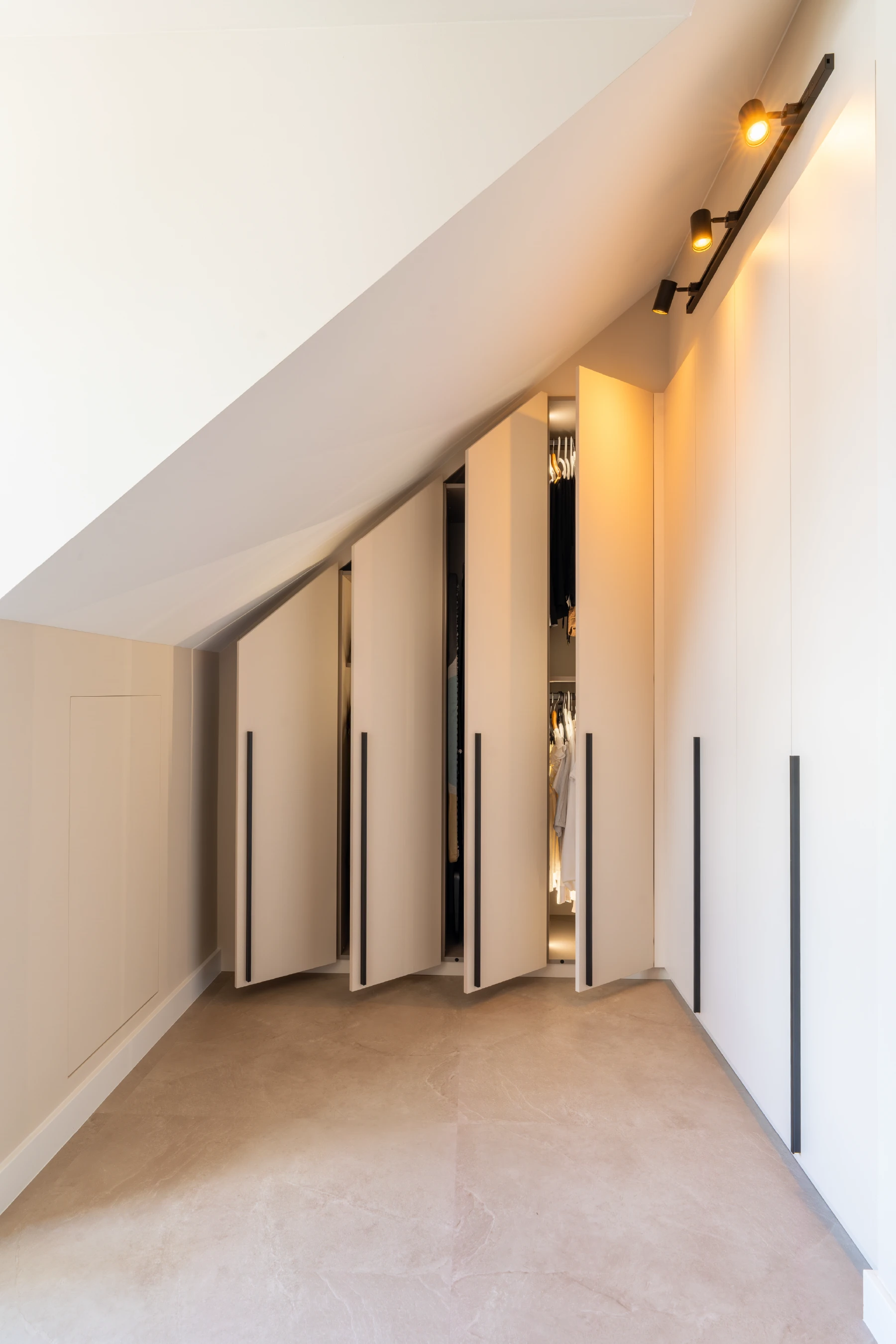 Hoekkast met deuren open