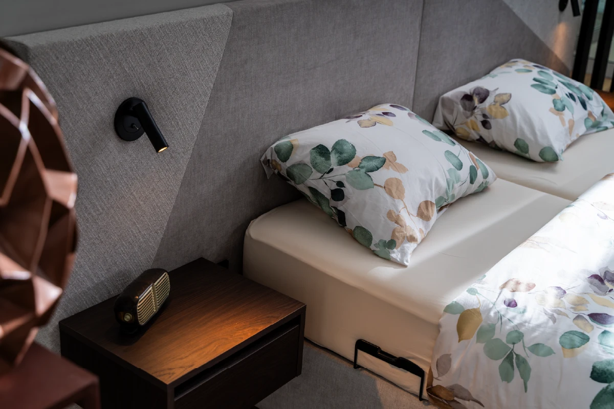 Details hoofdpaneel met bedlamp en nachtkastje