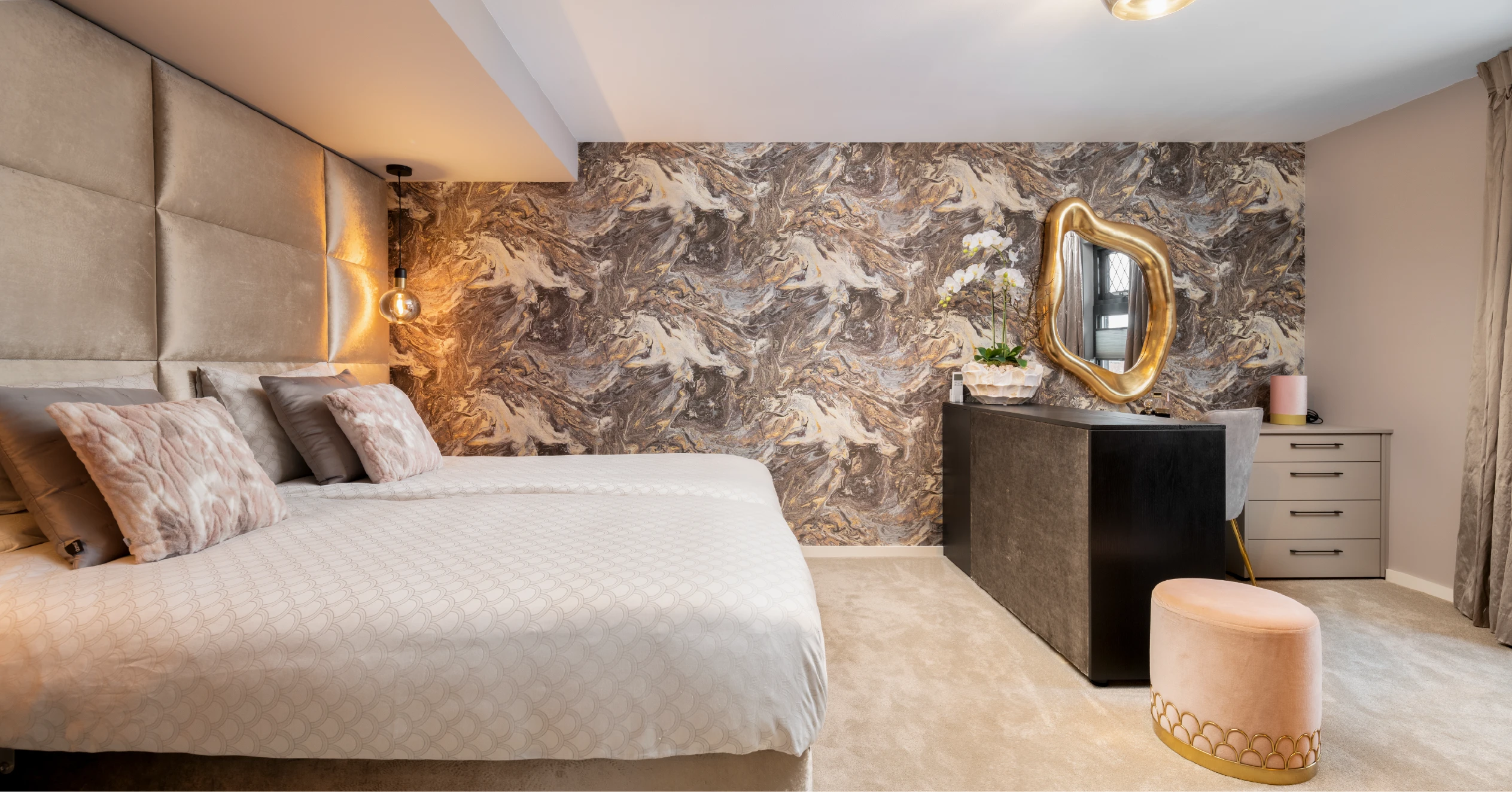 Dressoir met tv-lift in hotelchique slaapkamer