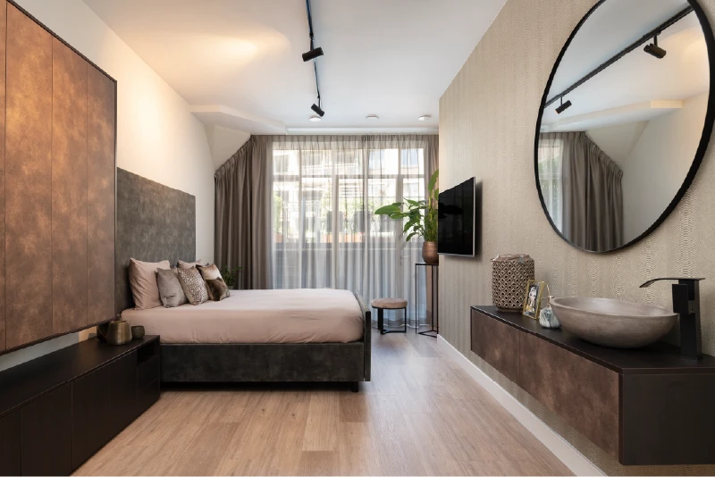 Moderne slaapkamer op zolder met design bed