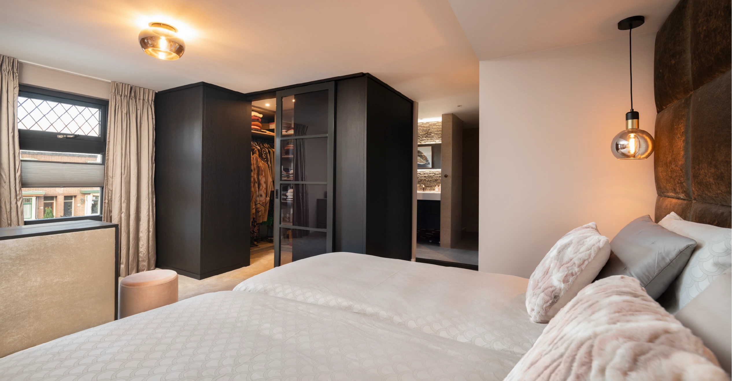 Hotelchique slaapkamer met inloopkast