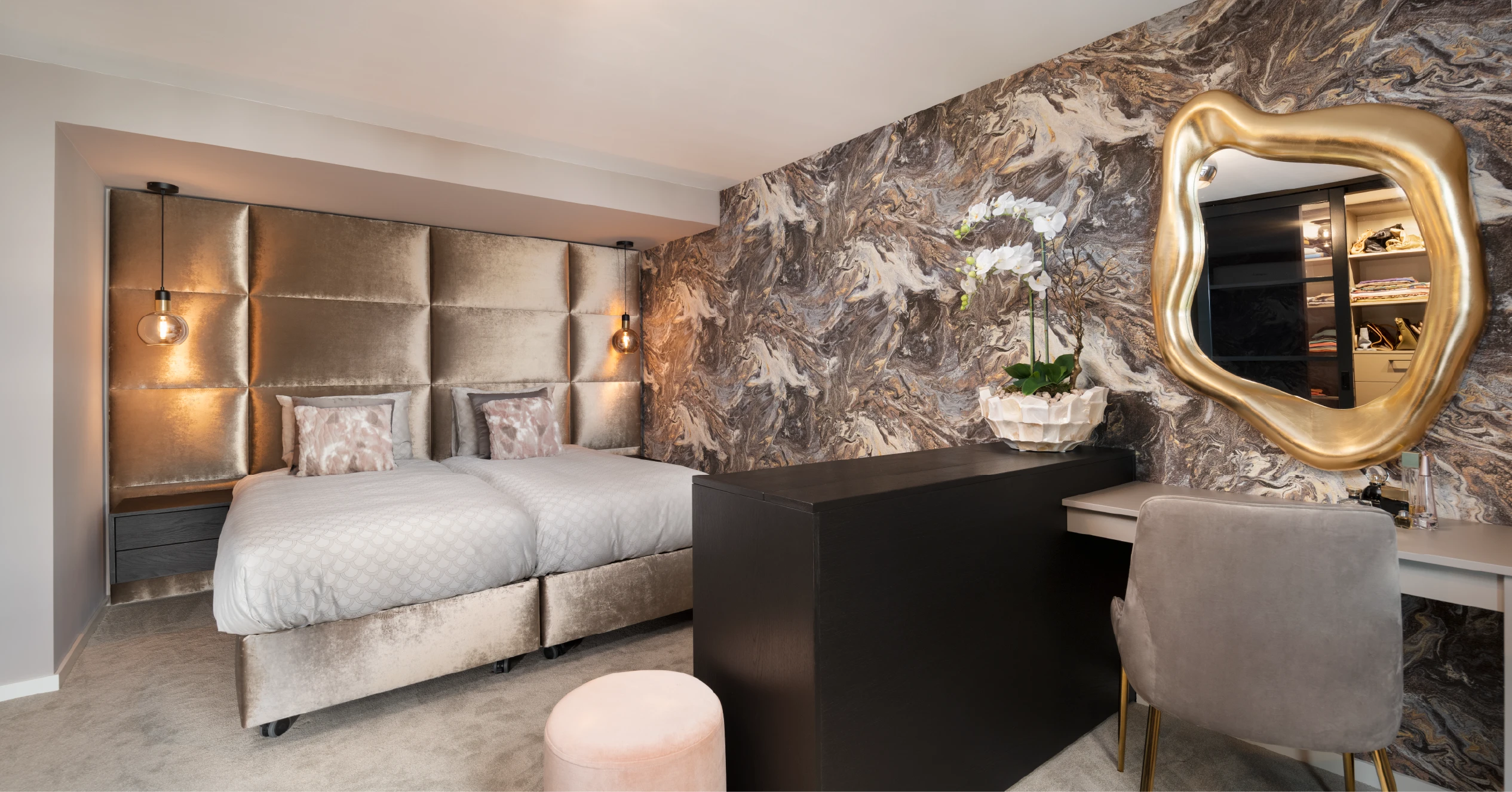 Hotelchique slaapkamer met roomdivider en kaptafel