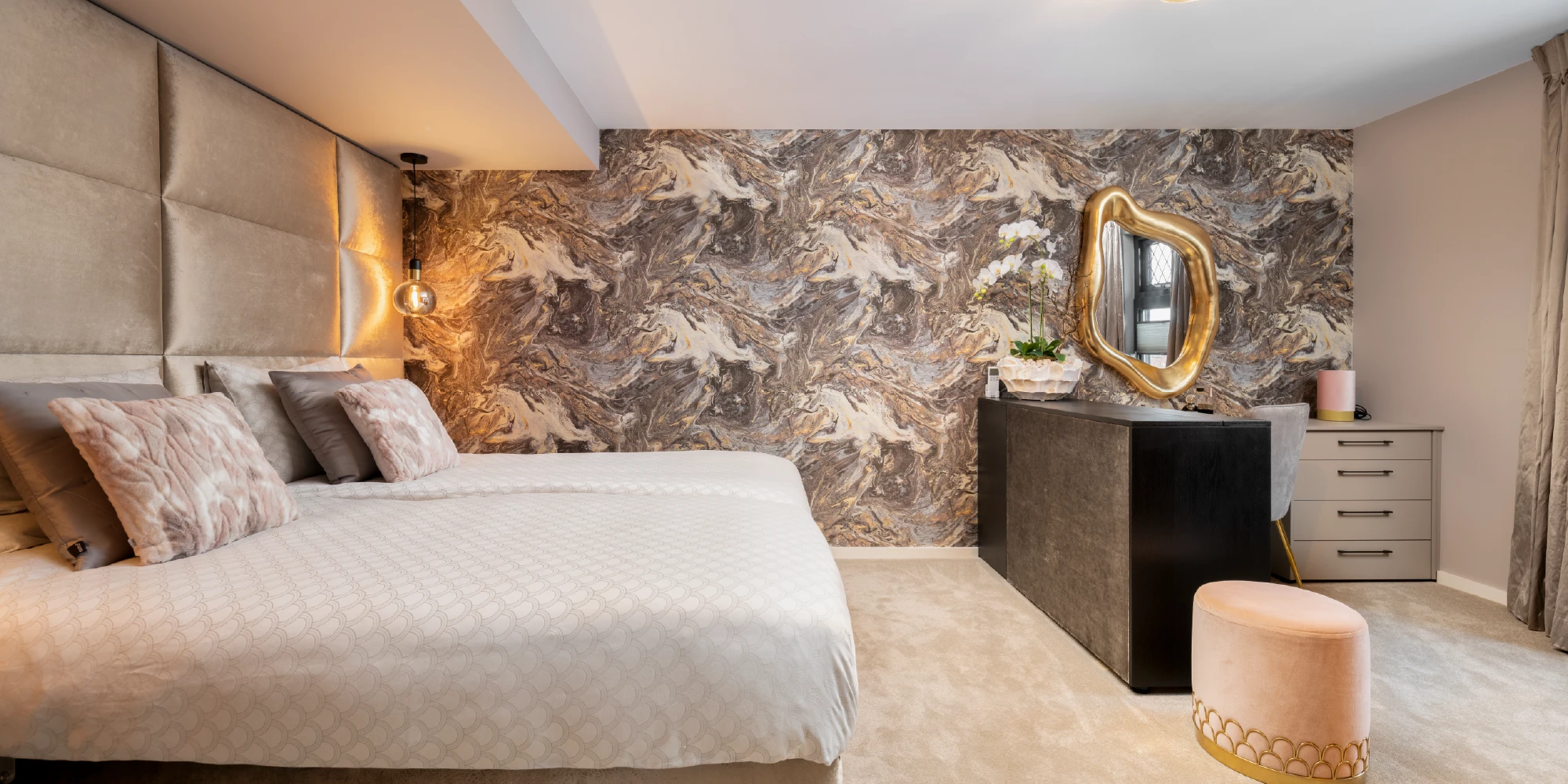 Overzicht van de hotelchique slaapkamer