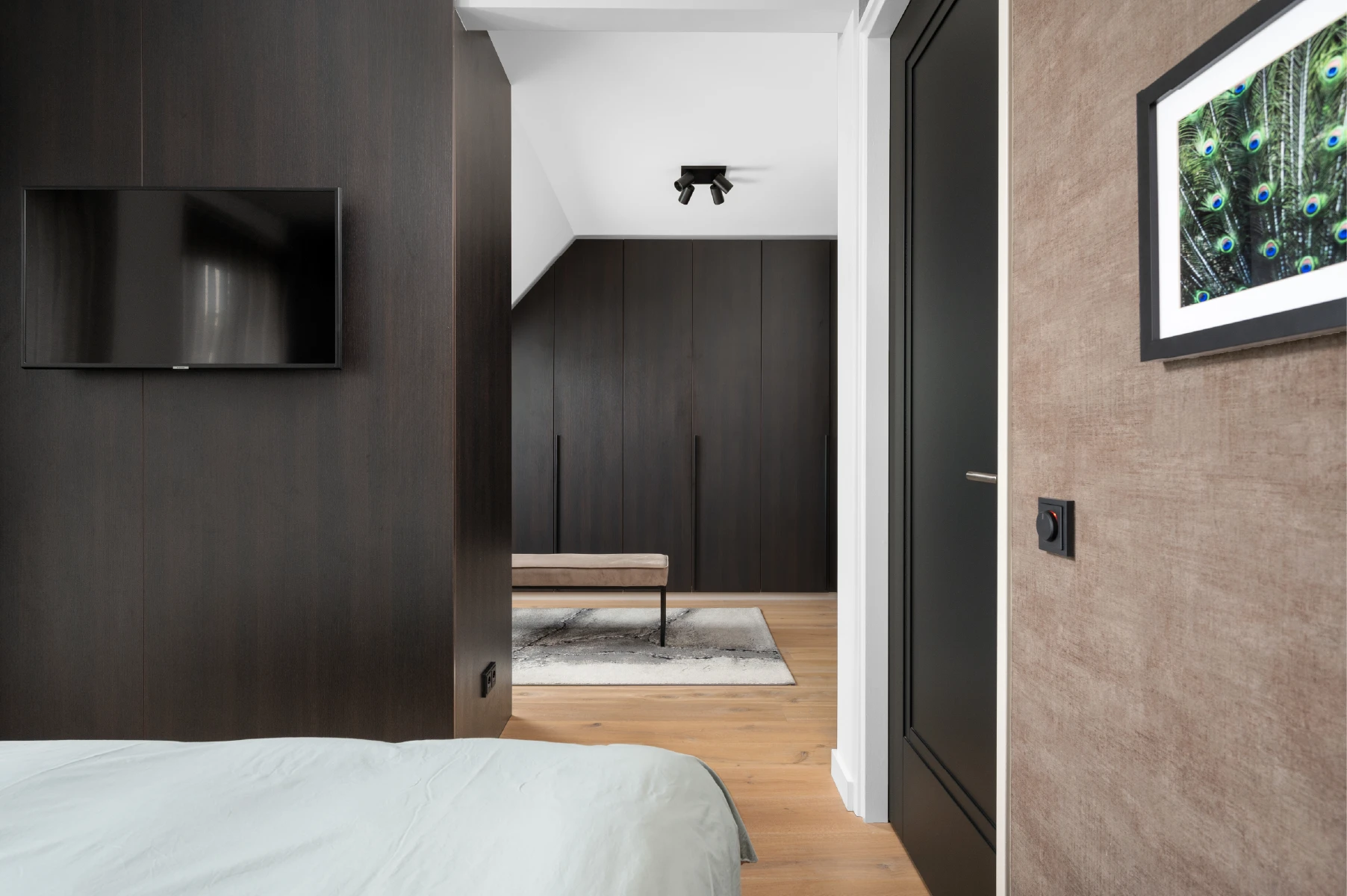 Inloopkast met deuren naast de slaapkamer