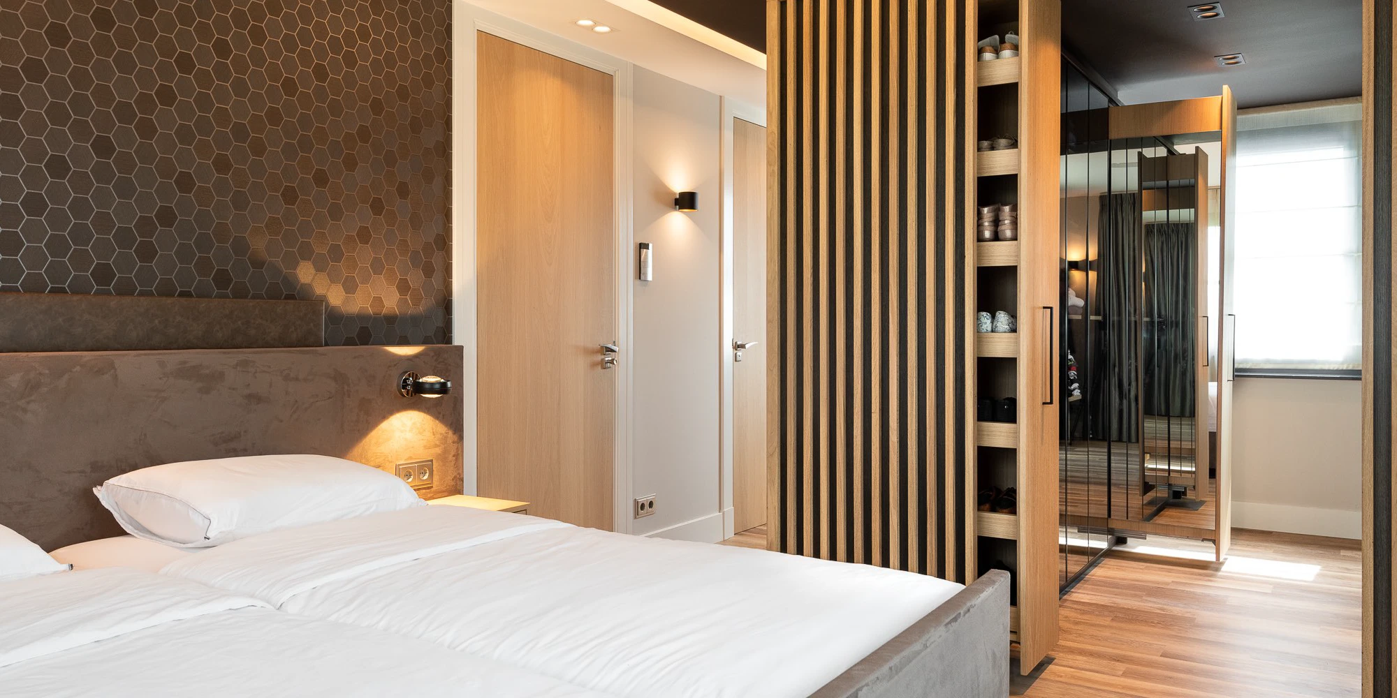 Overzicht hotelchique slaapkamer met Duo Pezze