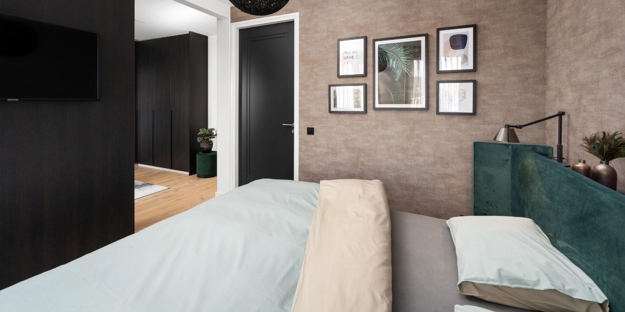 Overzicht van de hotel chique slaapkamer met inloopkast